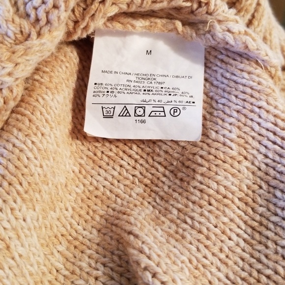 Old Navy Classic Cable Knit Sweater - Picture 7 of 8